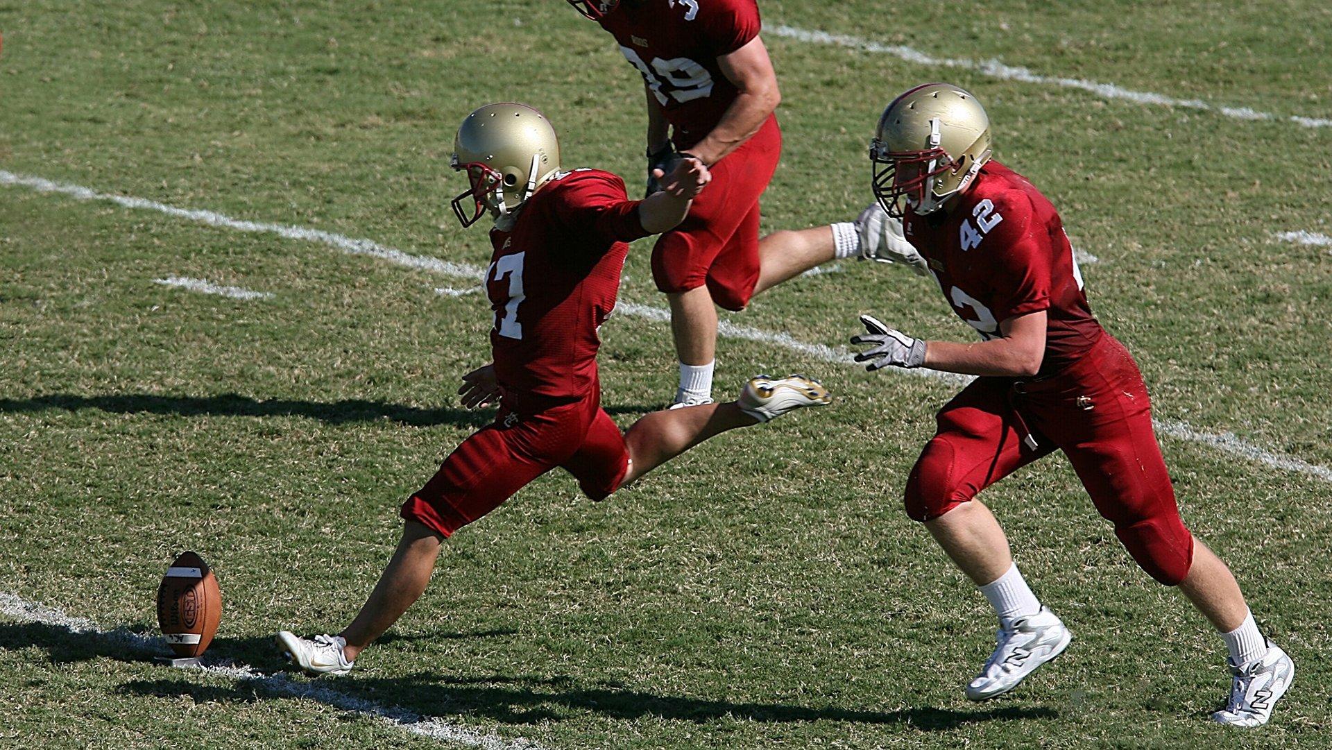 费迪南德建言霍伊伦转型边锋，中锋位置暴露技术短板，战术调整或成生涯转折点
